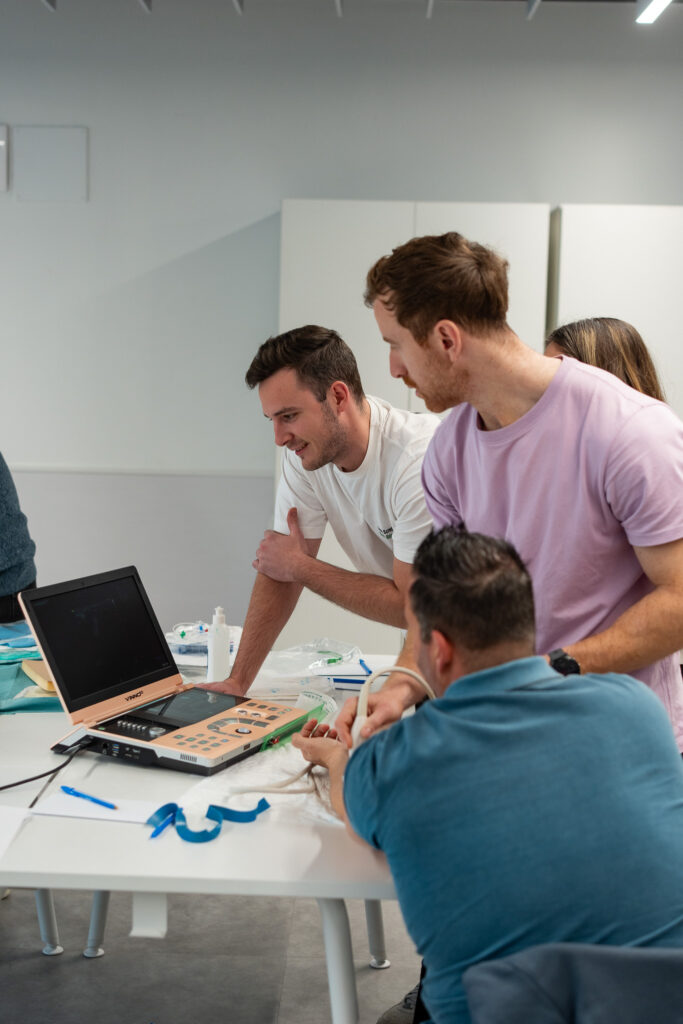 Práctica de ecografía vascular en curso de accesos vasculares para enfermería
